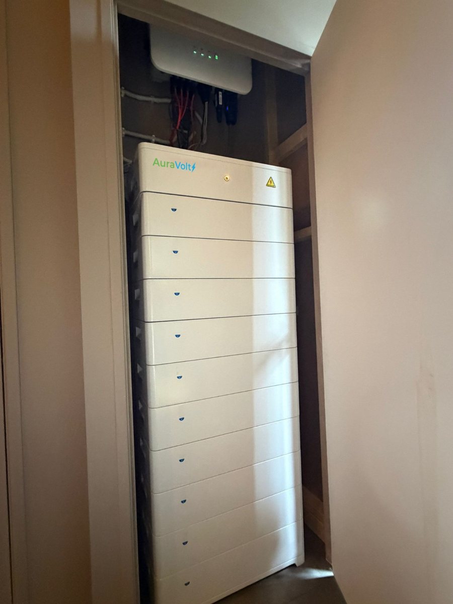 AuraVolt-thuisbatterij van 30 kWh met omvormer, ingebouwd in een kast in Sint Pancras